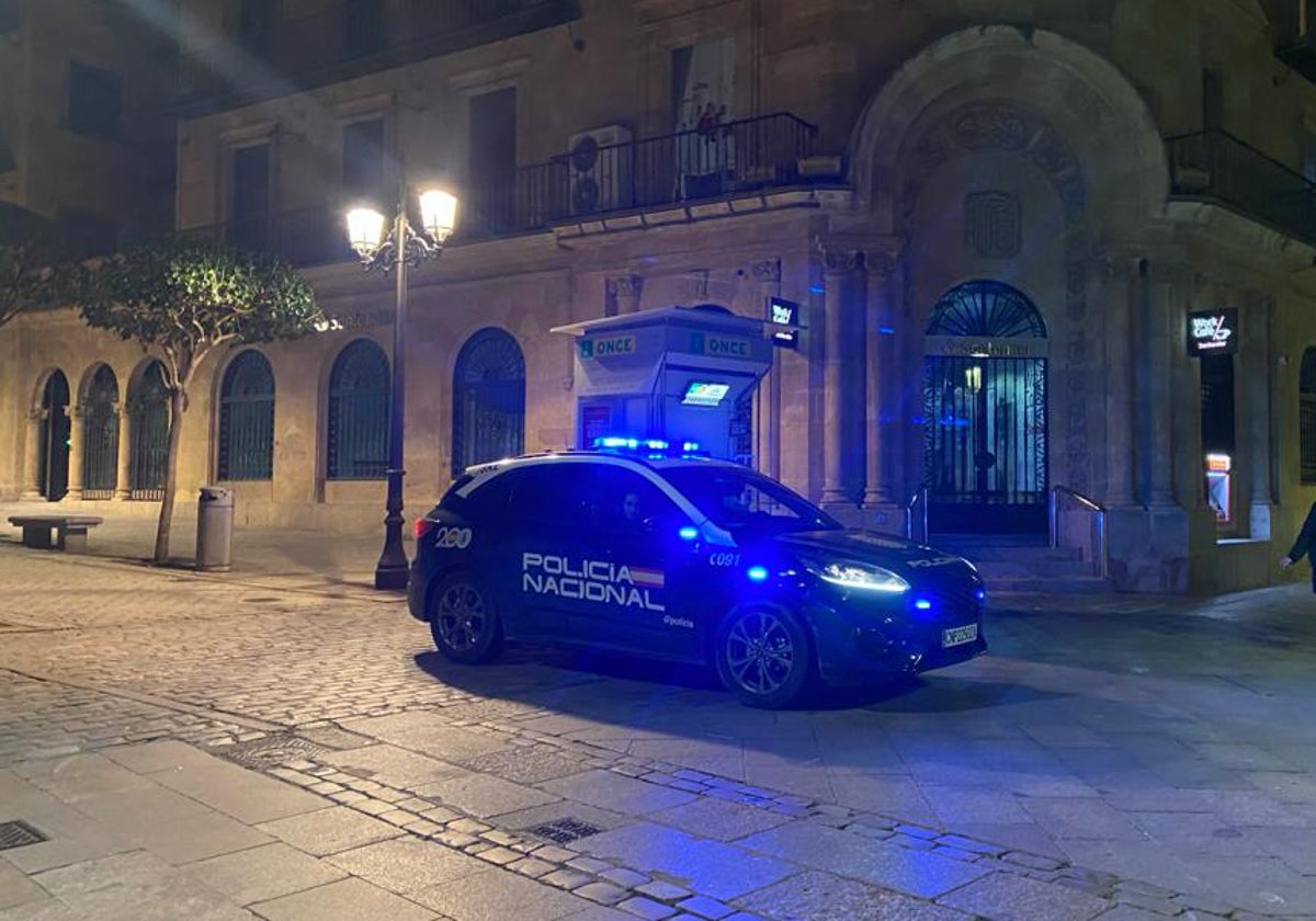 Una dotación de la Policía Nacional en calle Toro.