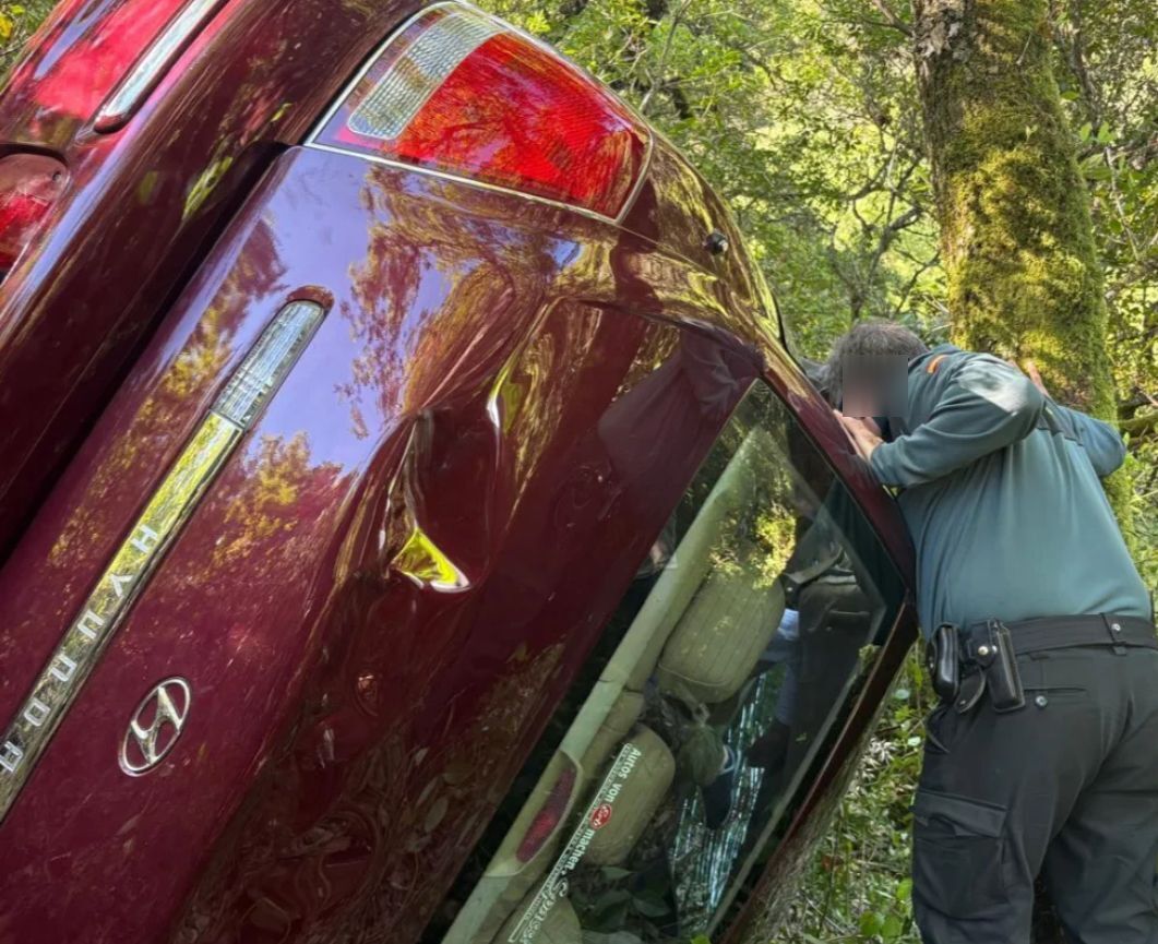 Así fue el rescate del hombre de 88 años atrapado en su coche tras un accidente en Santibáñez de la Sierra