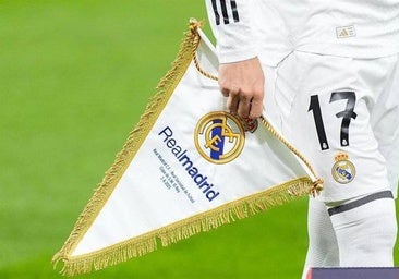 Detalle de la insignia del Real Madrid durante la Copa del Rey.