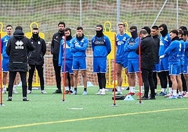 José Luis Acciari habla con sus jugadores antes de comenzar una de las sesiones de entrenamiento de la presente semana.