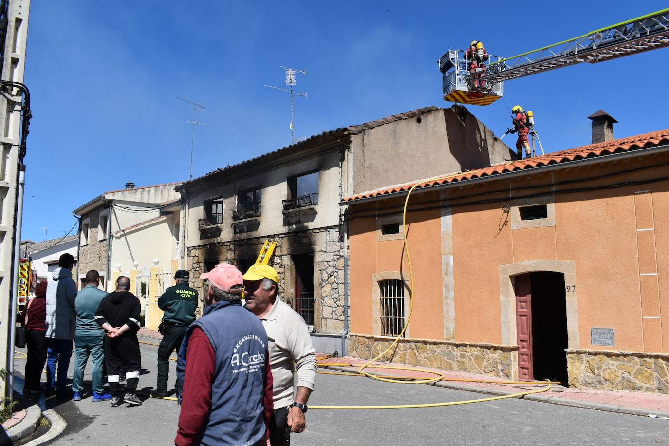 Totalmente calcinada: así ha quedado la vivienda incendiada en Calzada de Valdunciel con un herido por quemaduras