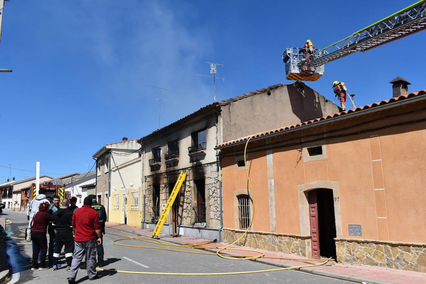 Totalmente calcinada: así ha quedado la vivienda incendiada en Calzada de Valdunciel con un herido por quemaduras