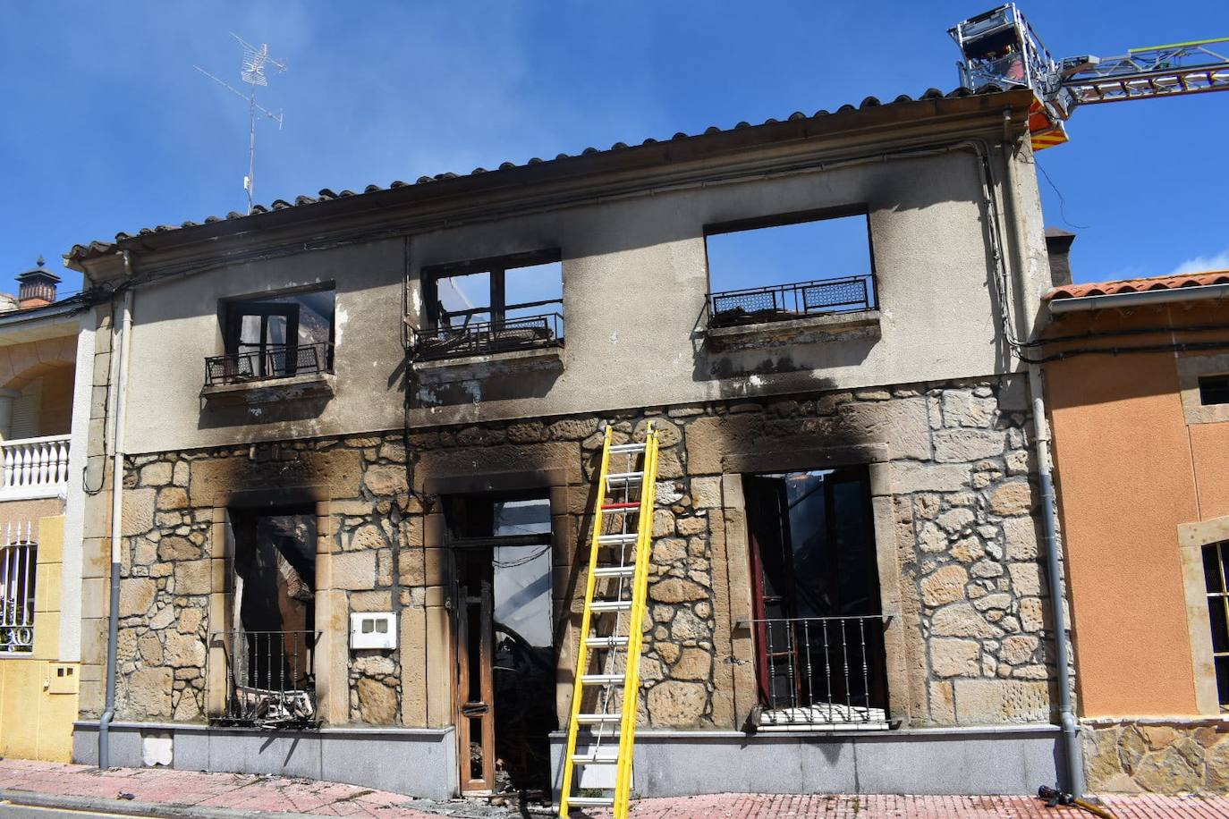 Totalmente calcinada: así ha quedado la vivienda incendiada en Calzada de Valdunciel con un herido por quemaduras