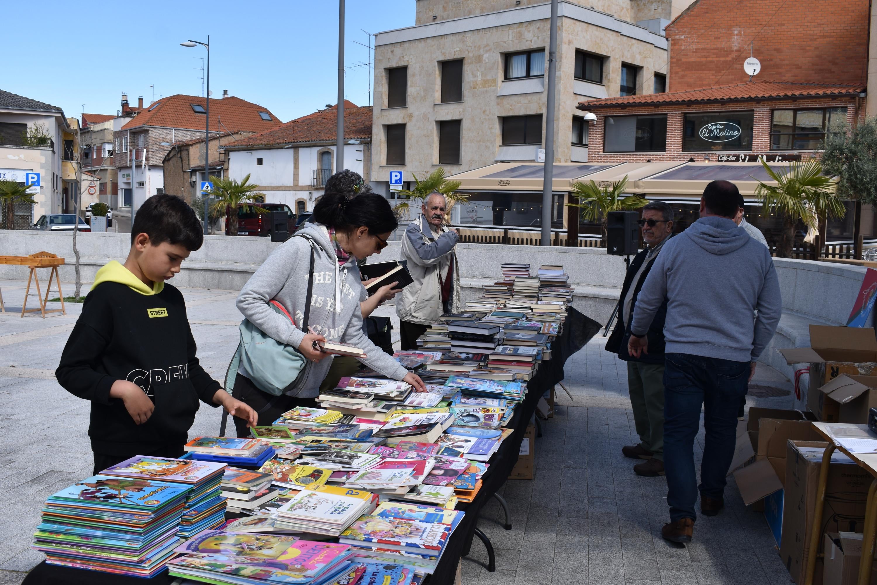 Nueva vida para los libros de Villares de la Reina con fines solidarios