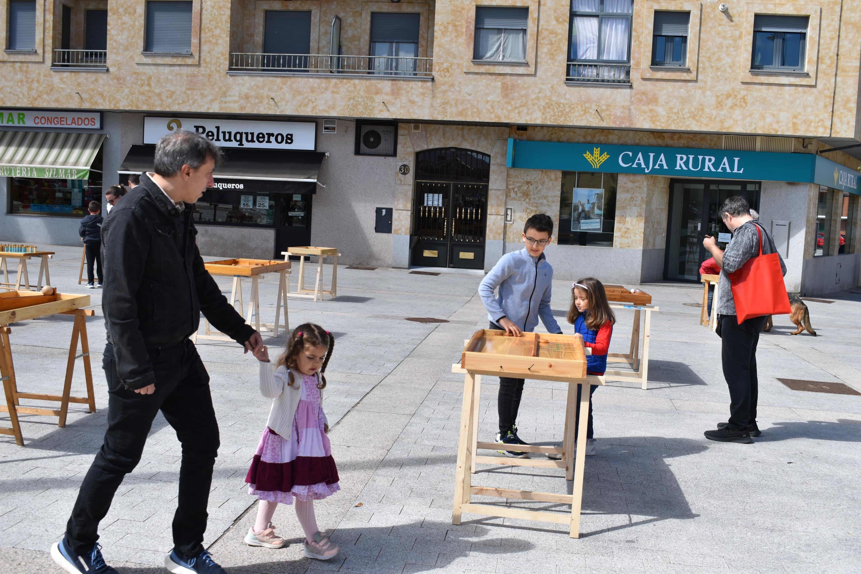 Nueva vida para los libros de Villares de la Reina con fines solidarios