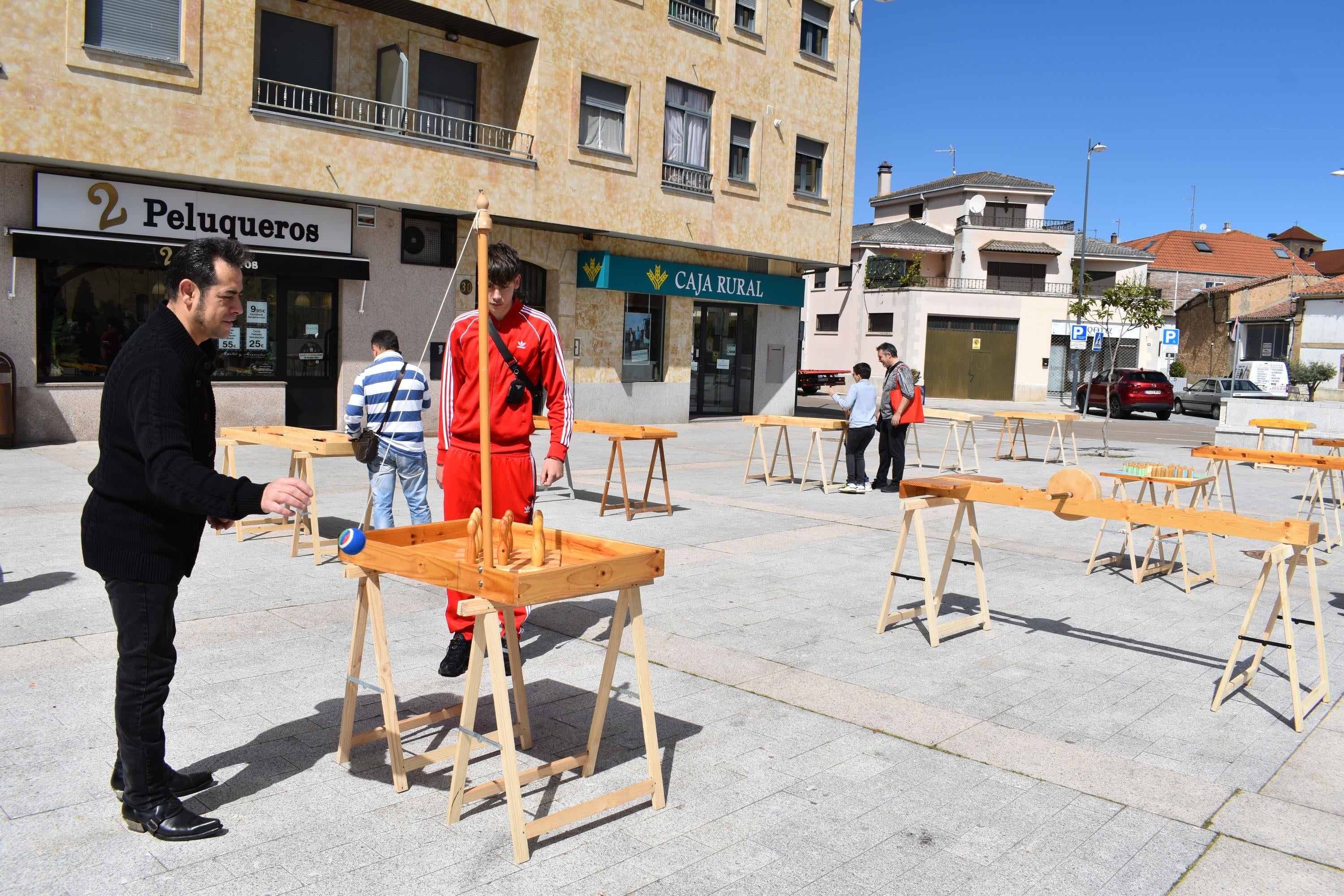 Nueva vida para los libros de Villares de la Reina con fines solidarios