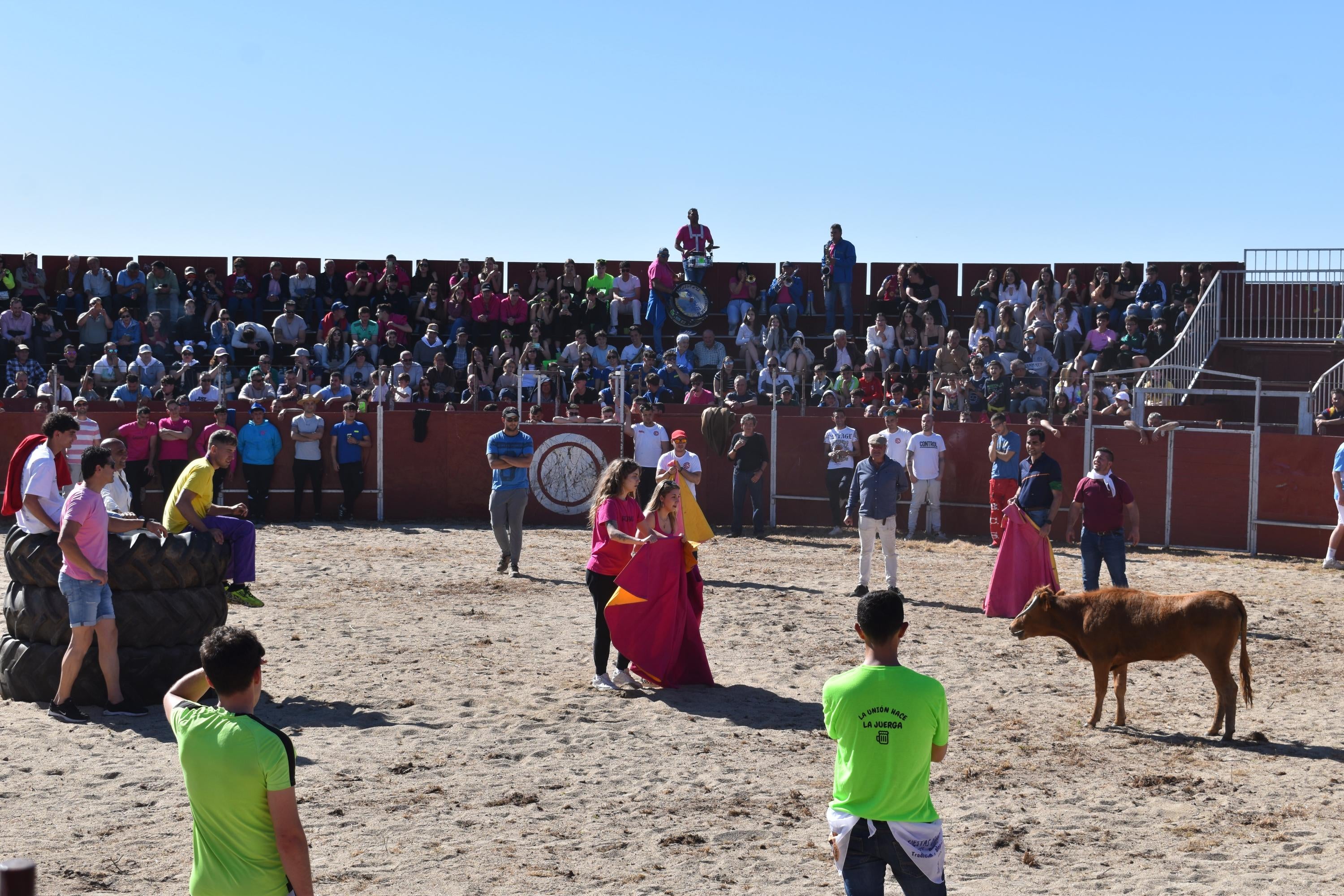 Las vaquillas y el encierro infantil con minibueyes, citas de éxito en las fiestas de Doñinos