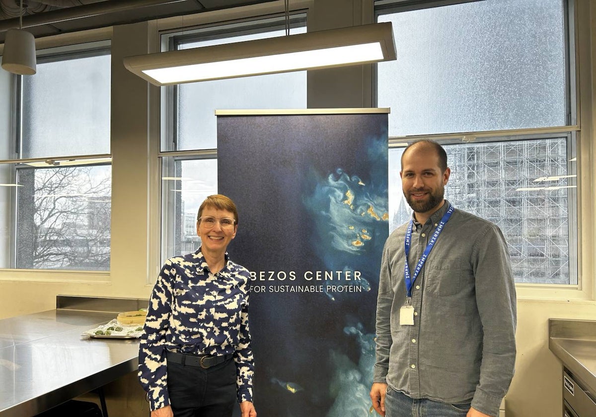 El salmantino Rodrigo Ledesma-Amaro, con la primera astronauta británica, Helen Sharman.
