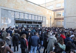 Acceso a la Facultad de Ciencias, durante la realización del examen MIR en la convocatoria de 2025.