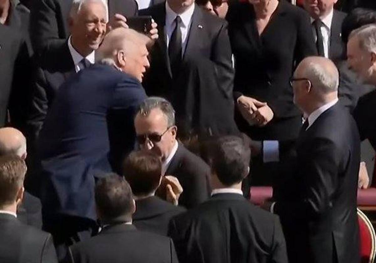Los reyes saludan a Donald Trump antes de comenzar el funeral del papa Francisco