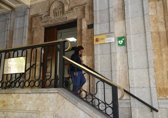 Una mujer sale de la Subdelegación, donde se encuentras las oficias de Extranjería.