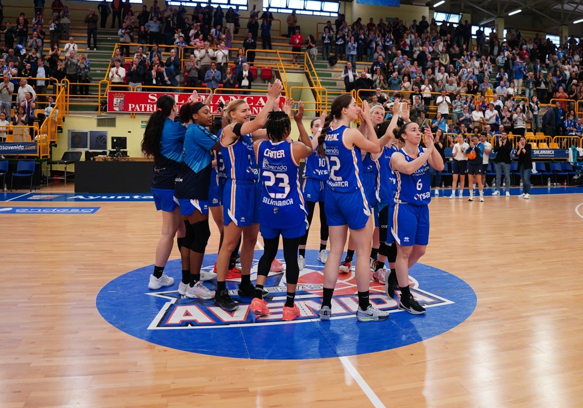 Las jugadoras del Perfumerías Avenida celebran la clasificación para las semifinales.