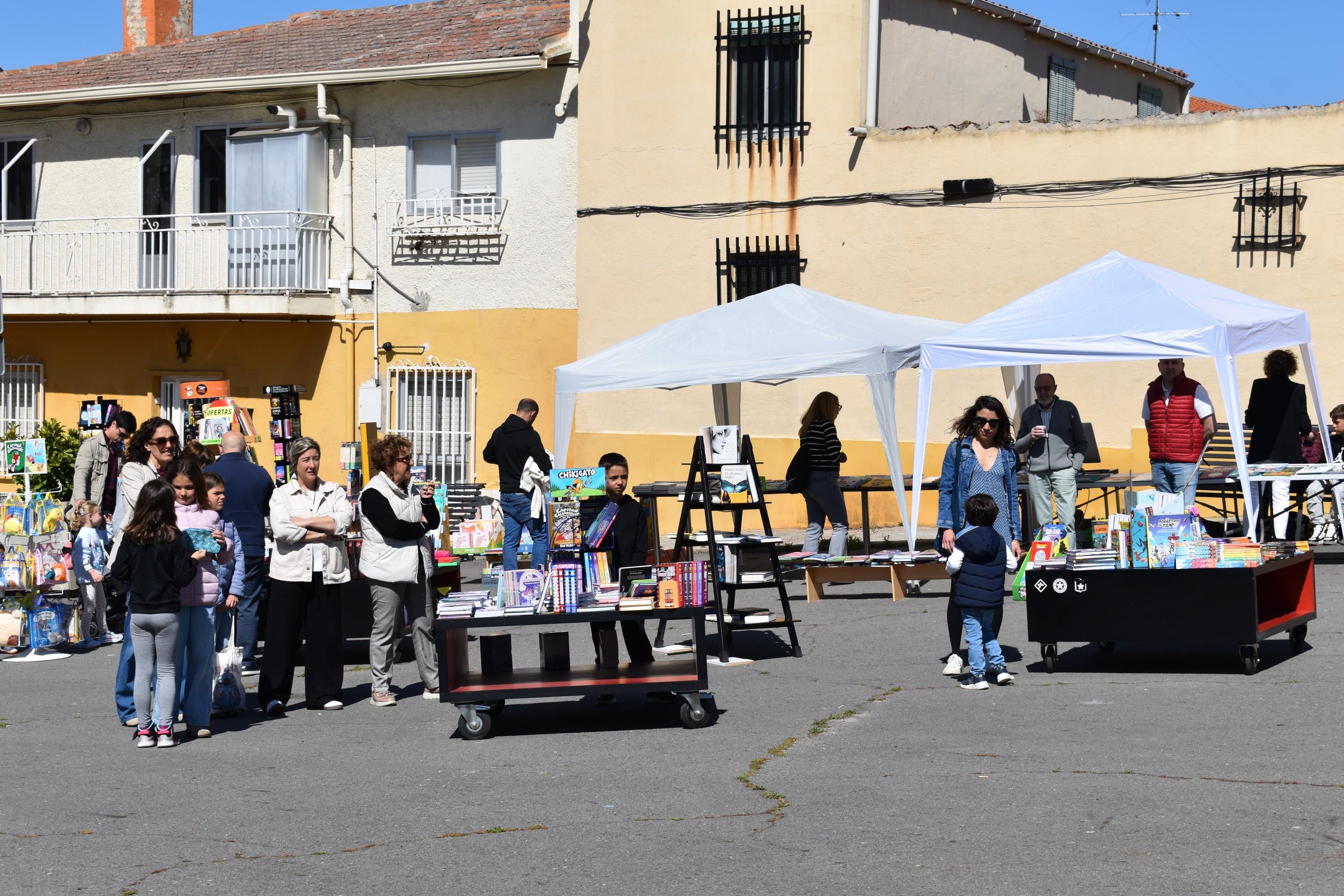 Cabrerizos disfruta de su particular Feria del Libro con tintes solidarios