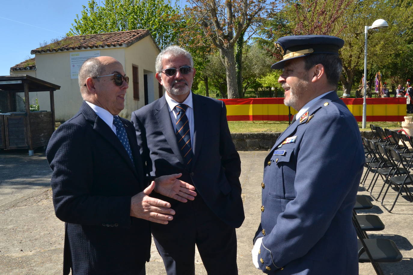 Aldeadávila alza la bandera y disfruta de una parada militar