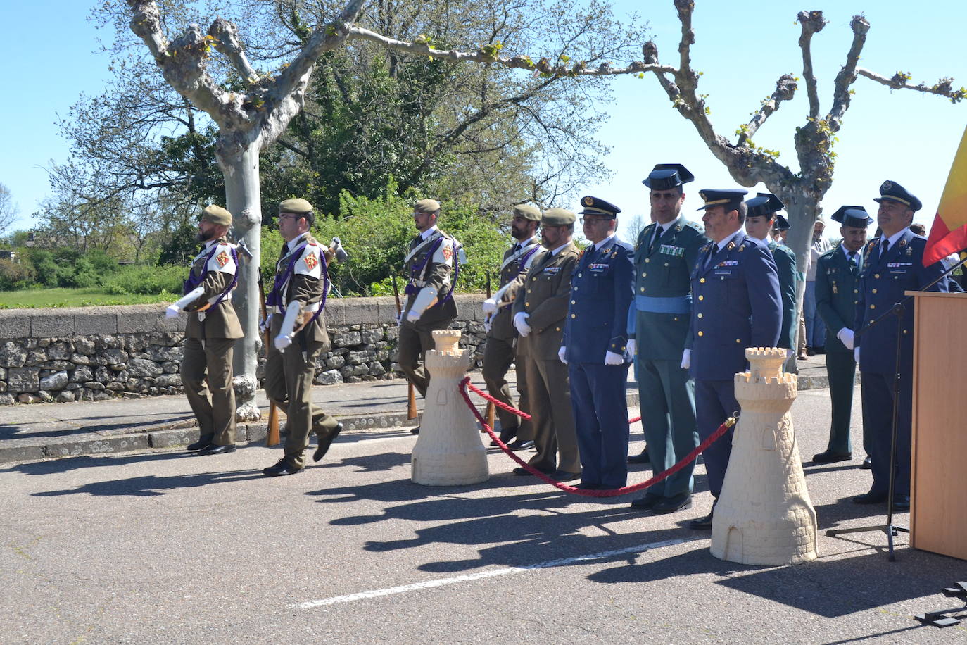 Aldeadávila alza la bandera y disfruta de una parada militar