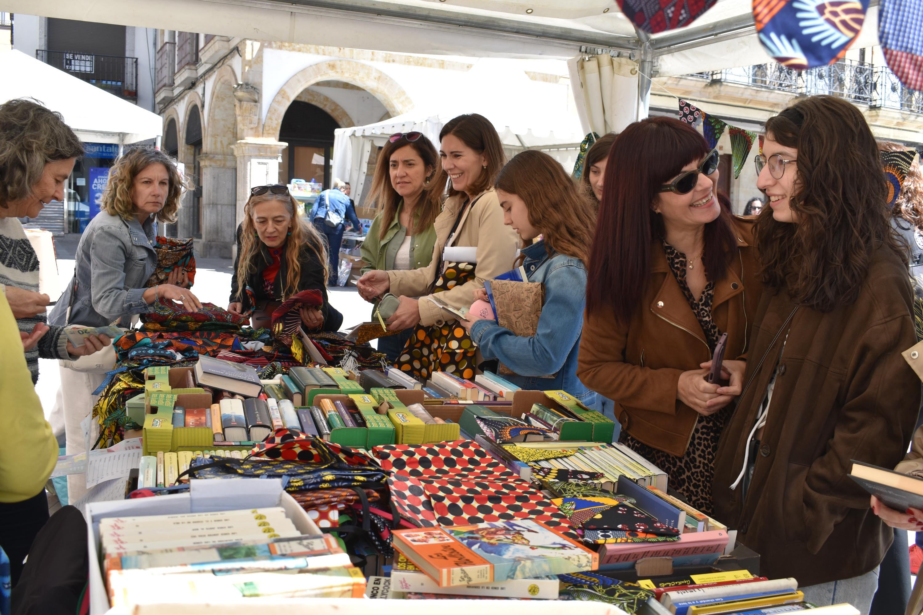 Libros, solidaridad y microrrelatos de esperanza en Alba de Tormes