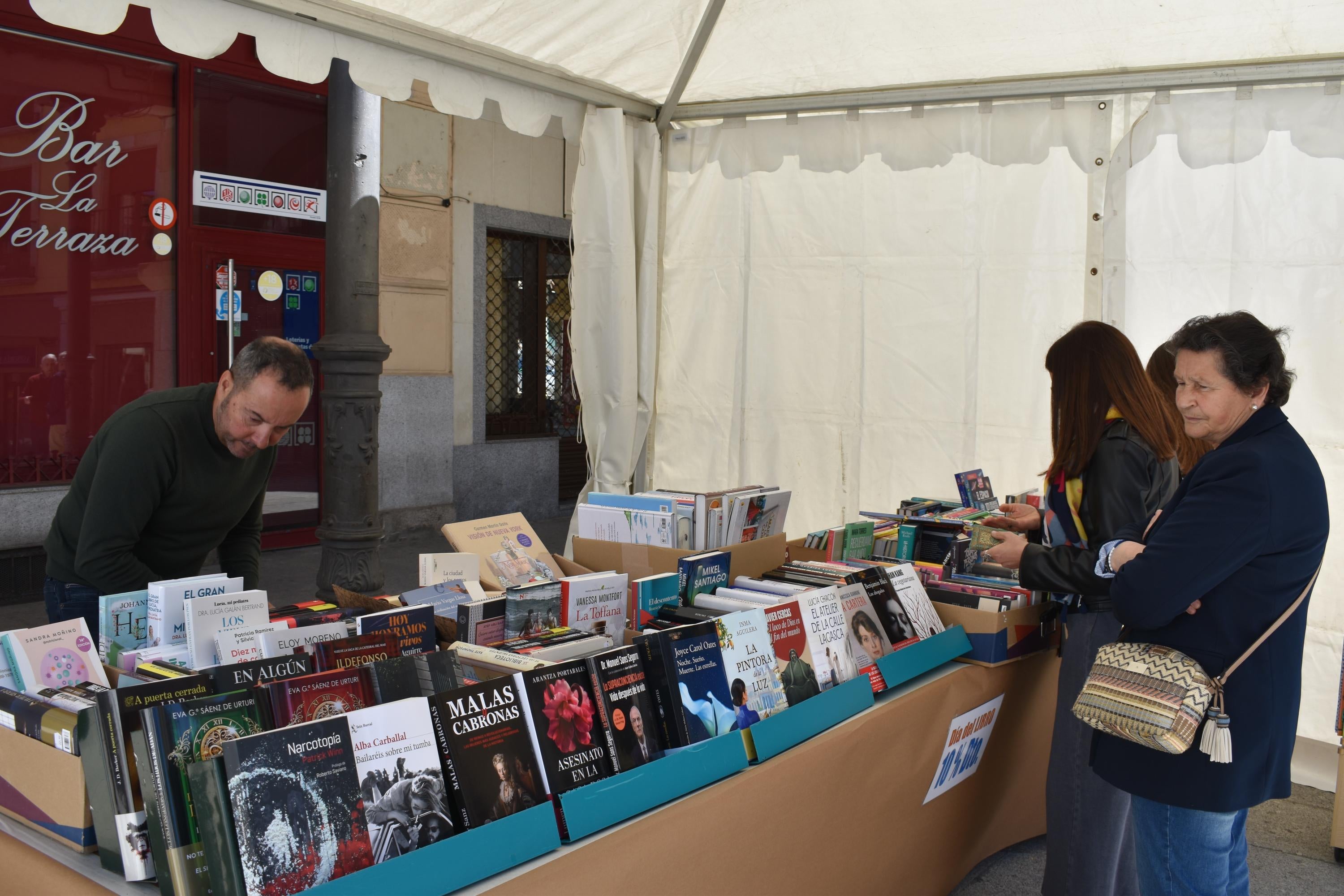 Libros, solidaridad y microrrelatos de esperanza en Alba de Tormes