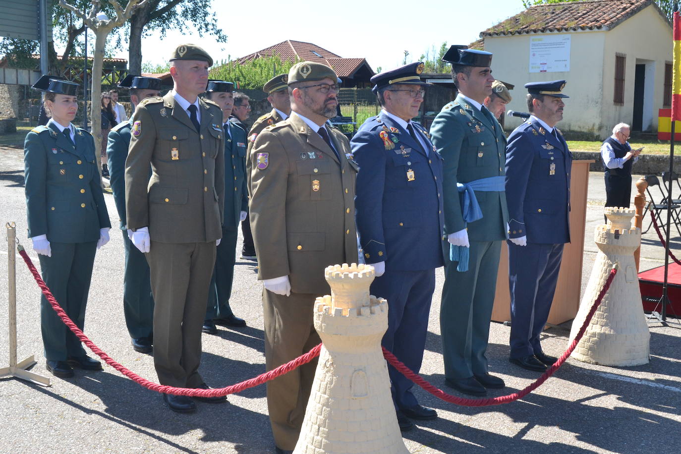 Aldeadávila alza la bandera y disfruta de una parada militar