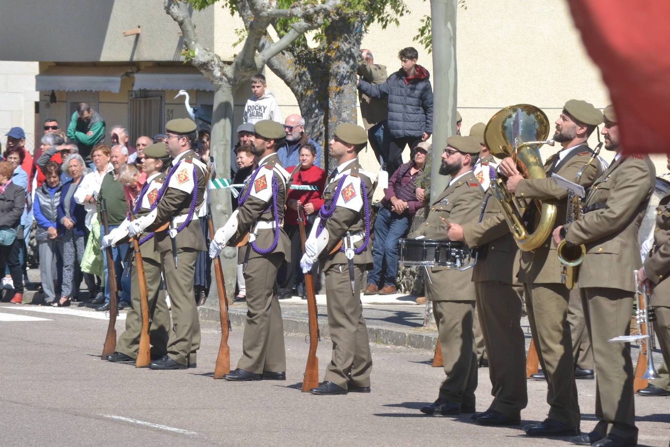 Aldeadávila alza la bandera y disfruta de una parada militar