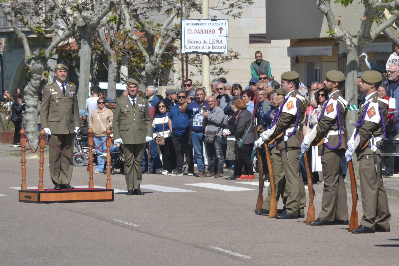 Aldeadávila alza la bandera y disfruta de una parada militar