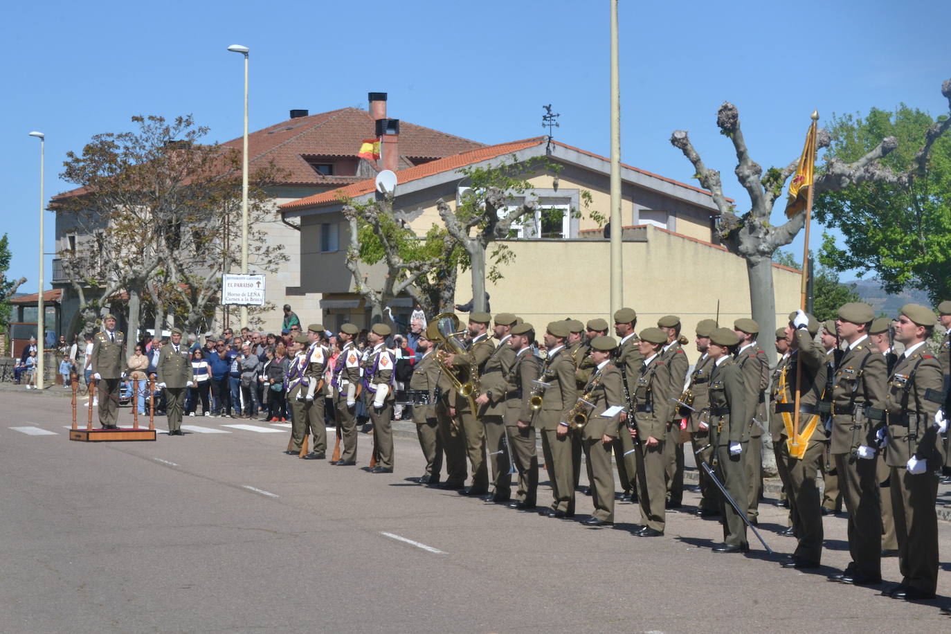 Aldeadávila alza la bandera y disfruta de una parada militar
