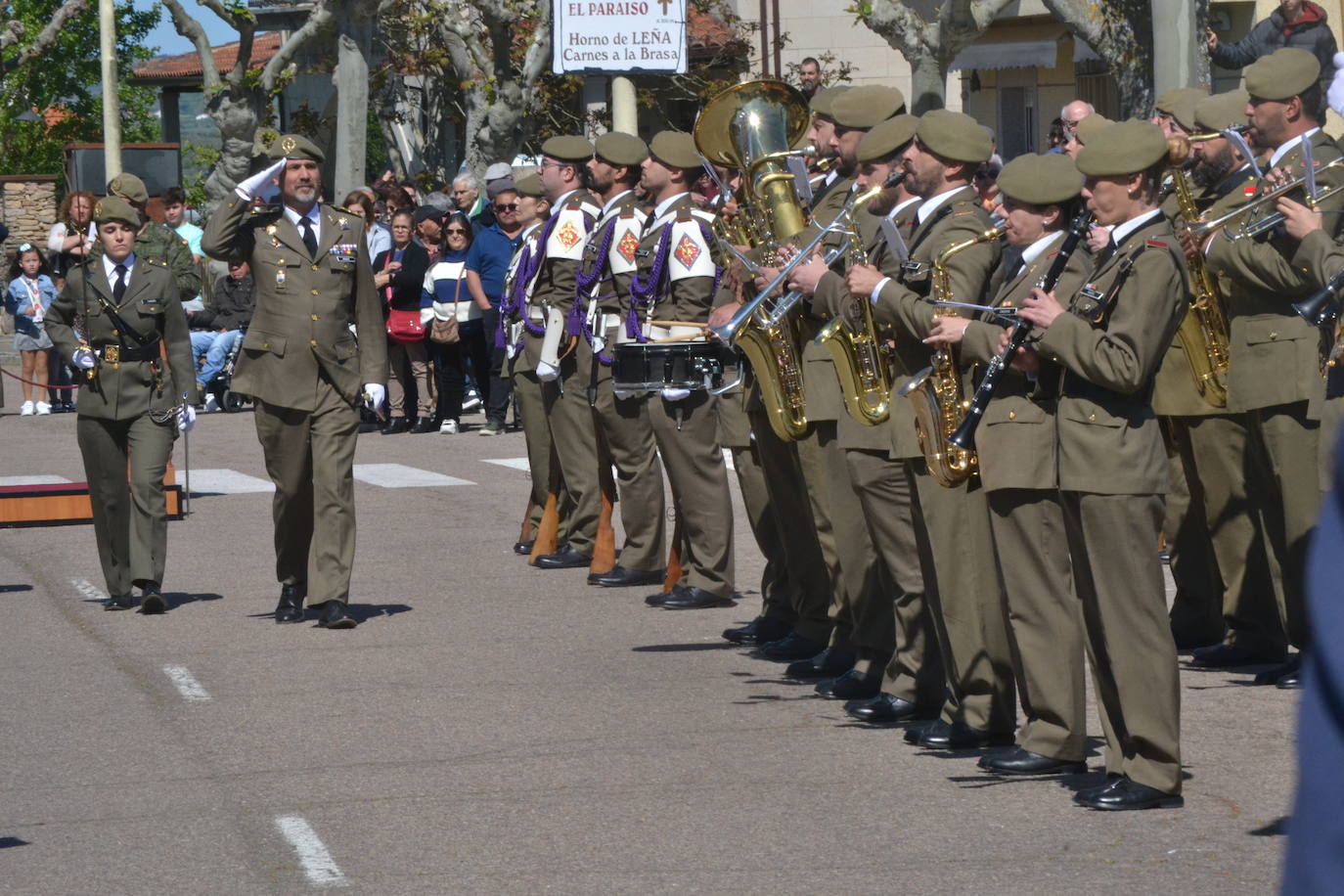 Aldeadávila alza la bandera y disfruta de una parada militar