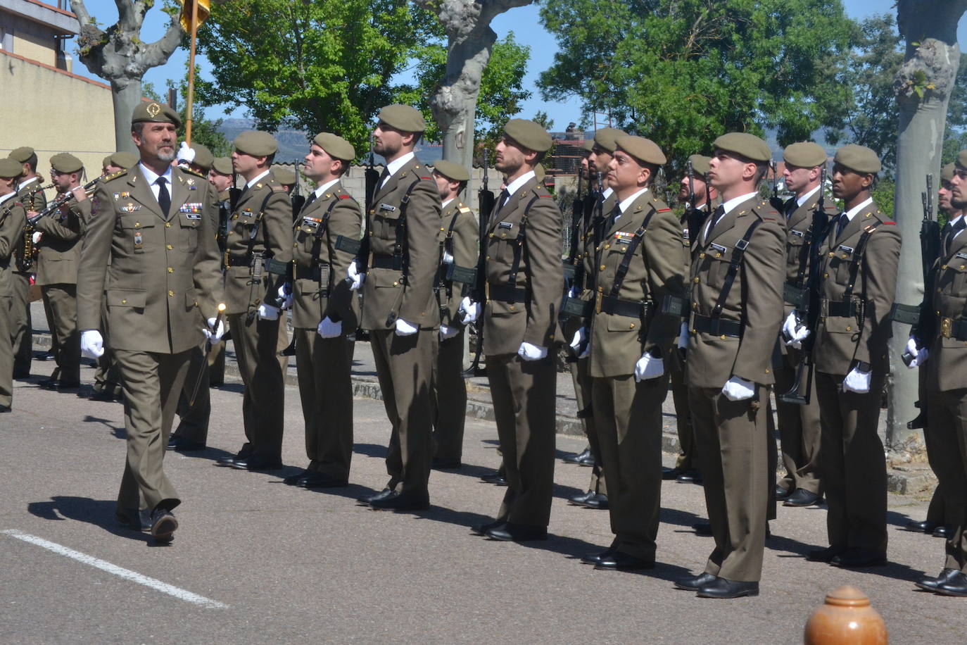 Aldeadávila alza la bandera y disfruta de una parada militar