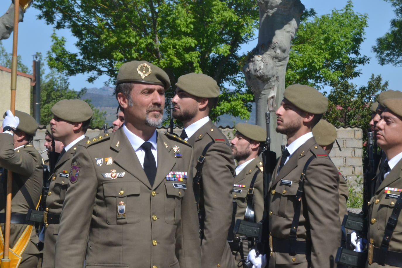 Aldeadávila alza la bandera y disfruta de una parada militar