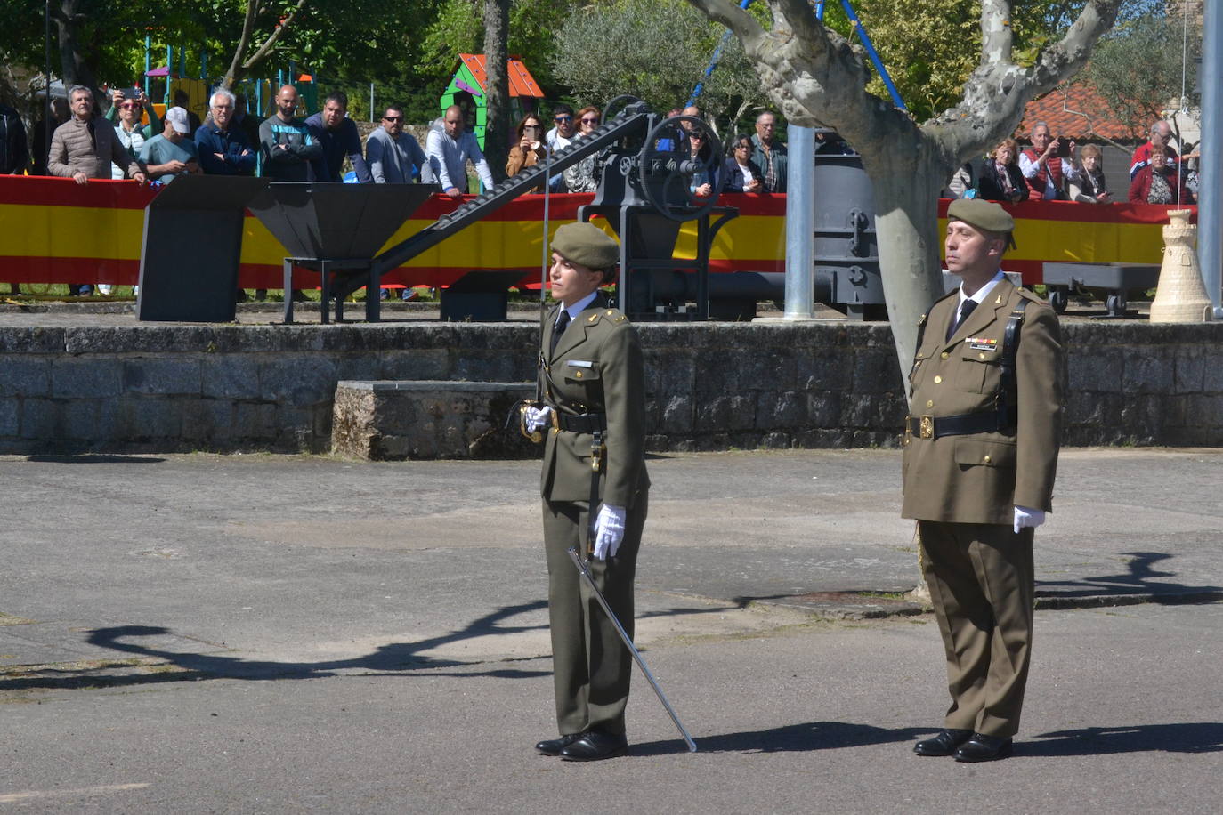Aldeadávila alza la bandera y disfruta de una parada militar