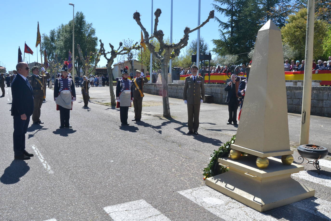 Aldeadávila alza la bandera y disfruta de una parada militar
