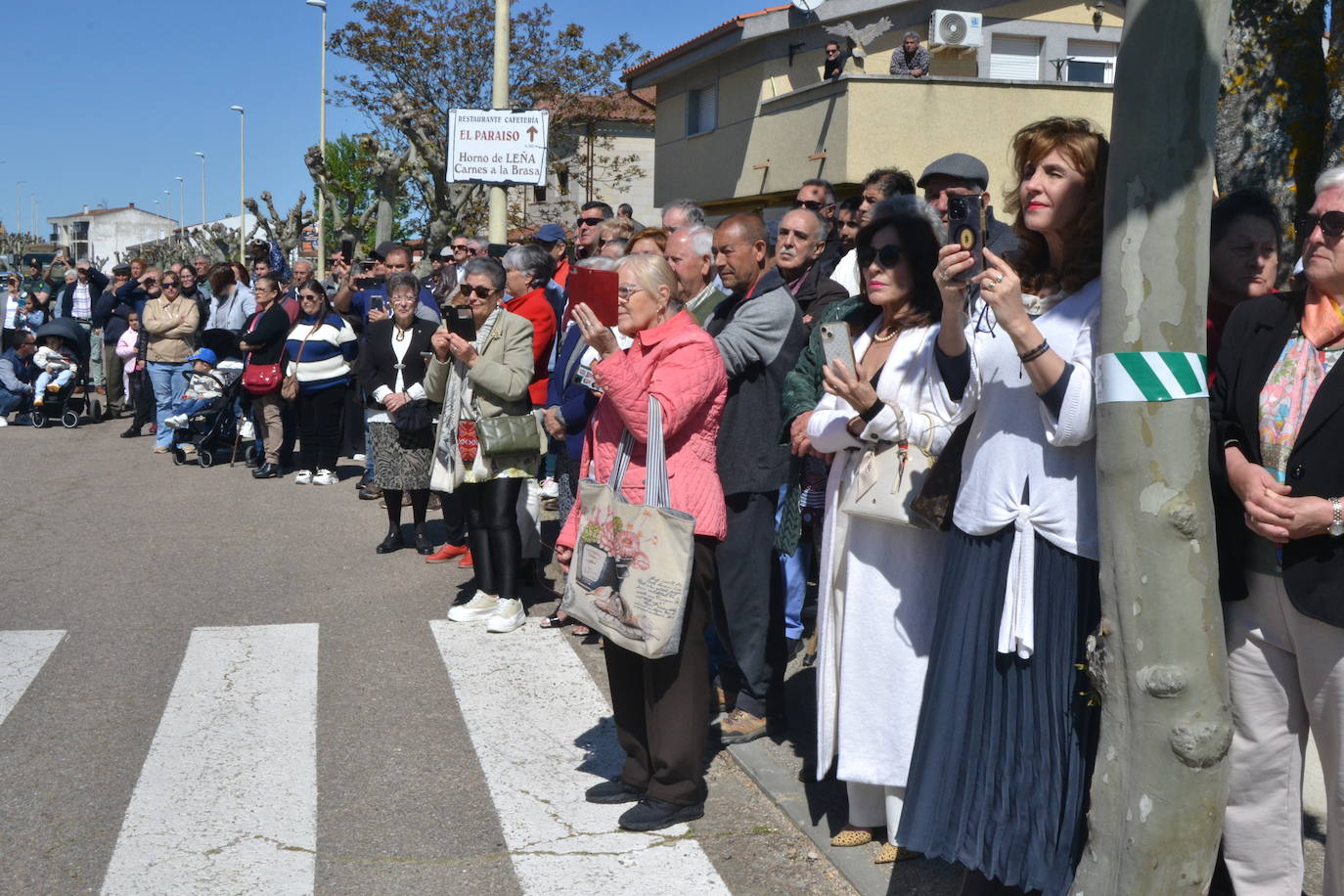 Aldeadávila alza la bandera y disfruta de una parada militar