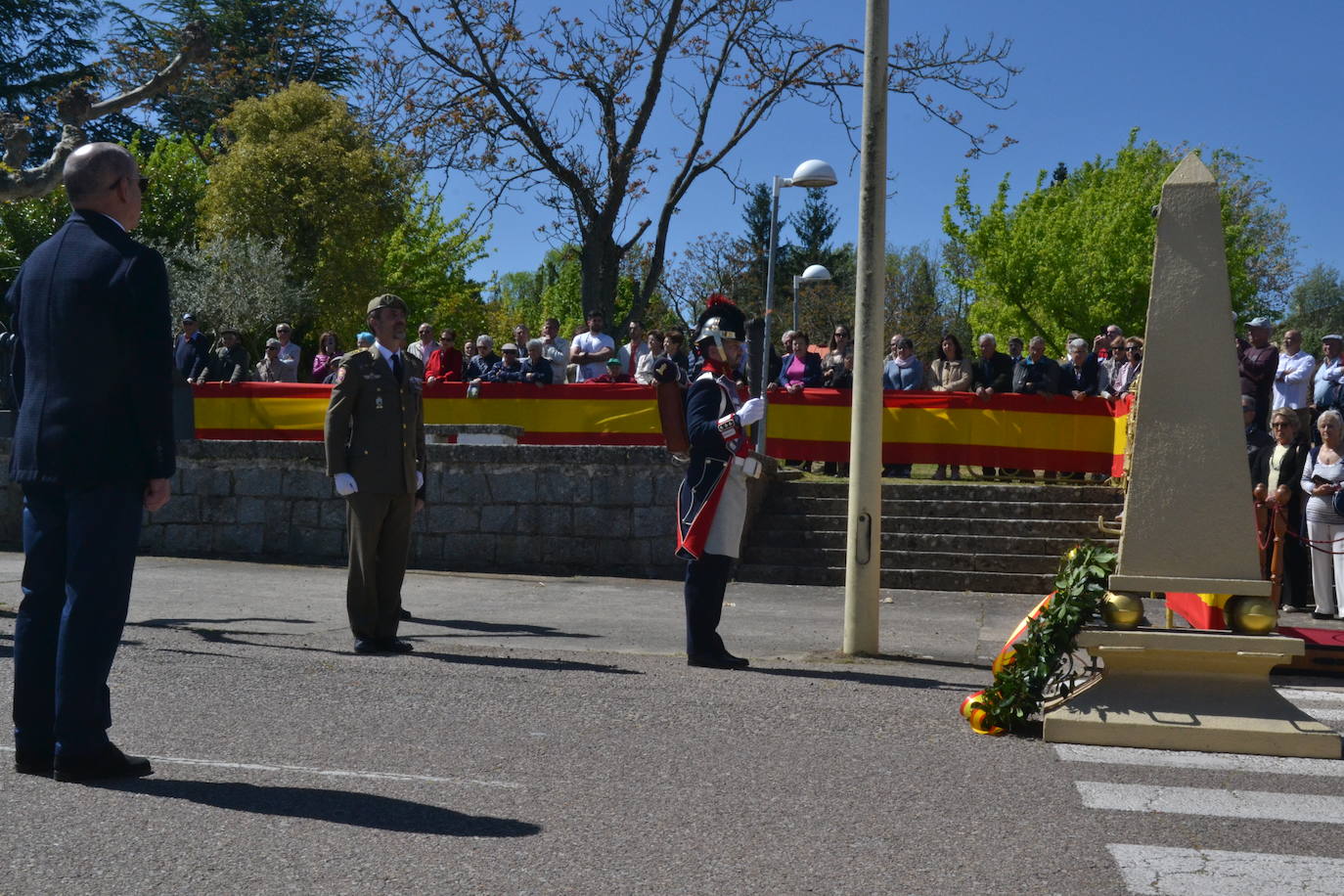 Aldeadávila alza la bandera y disfruta de una parada militar