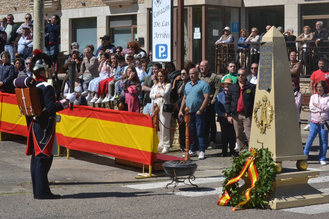 Aldeadávila alza la bandera y disfruta de una parada militar