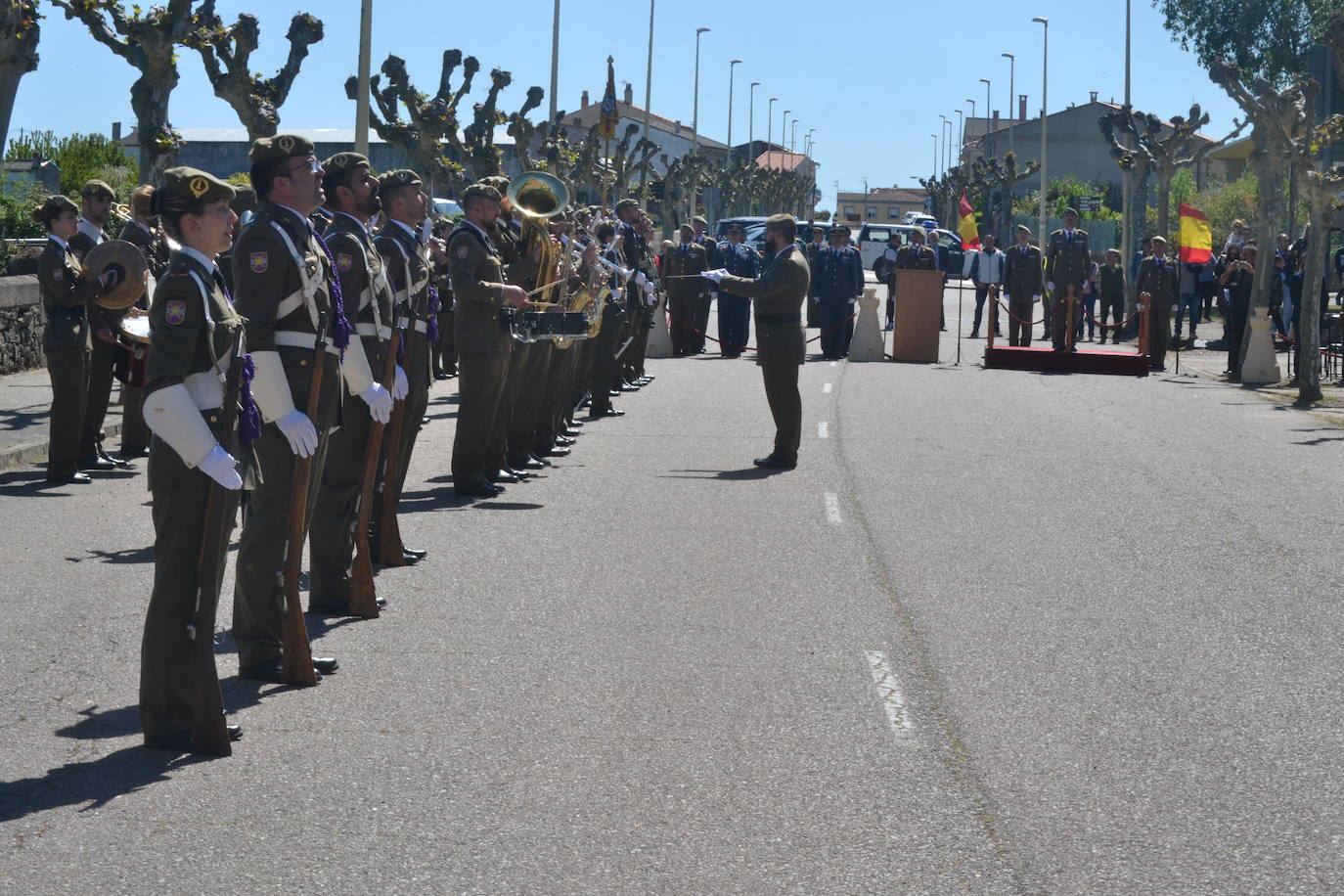 Aldeadávila alza la bandera y disfruta de una parada militar