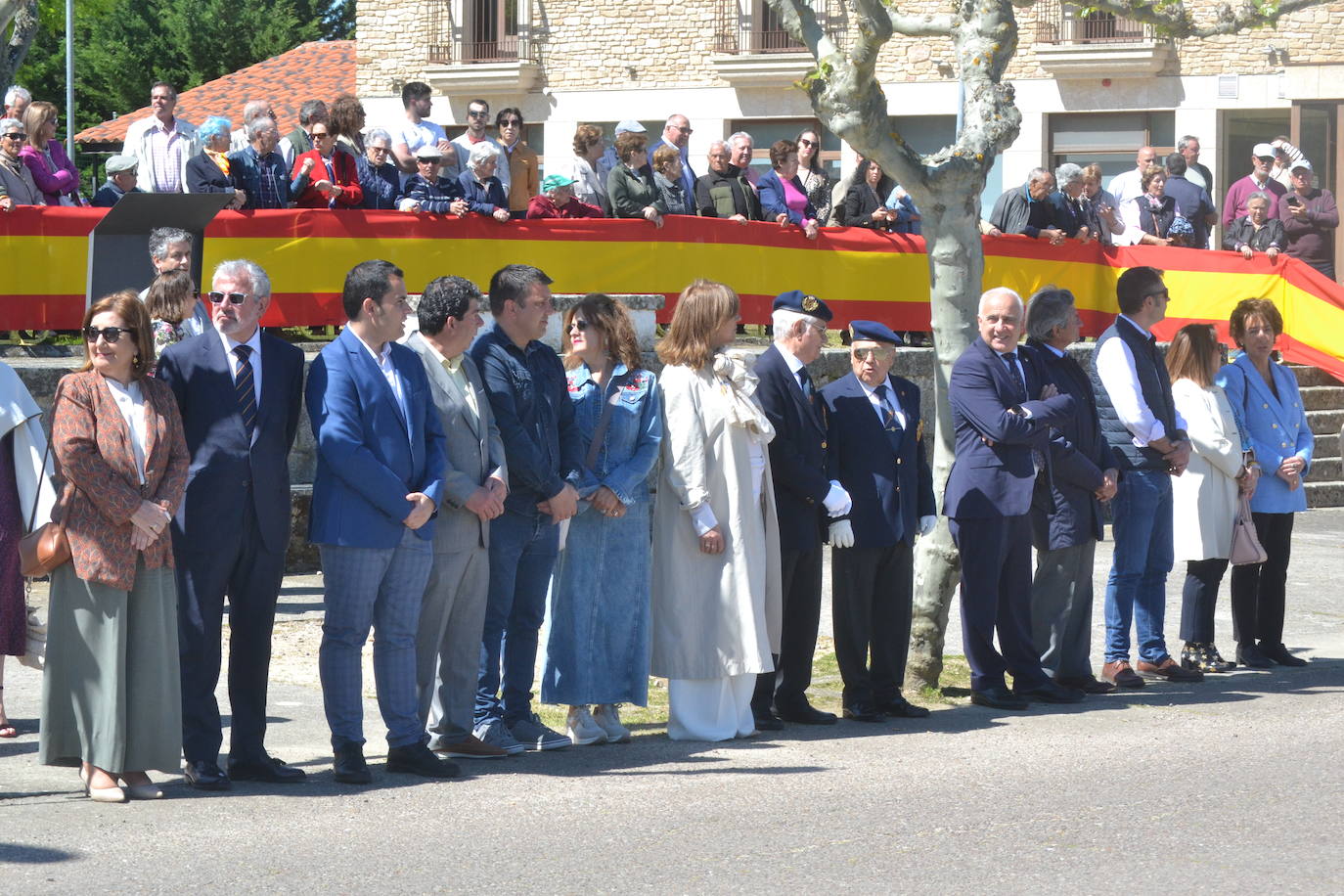 Aldeadávila alza la bandera y disfruta de una parada militar