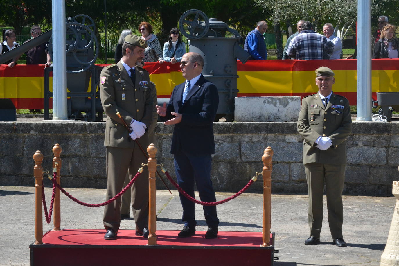 Aldeadávila alza la bandera y disfruta de una parada militar