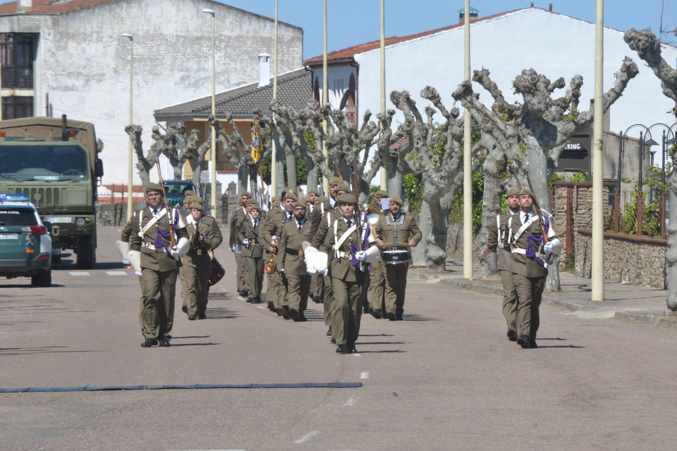Aldeadávila alza la bandera y disfruta de una parada militar