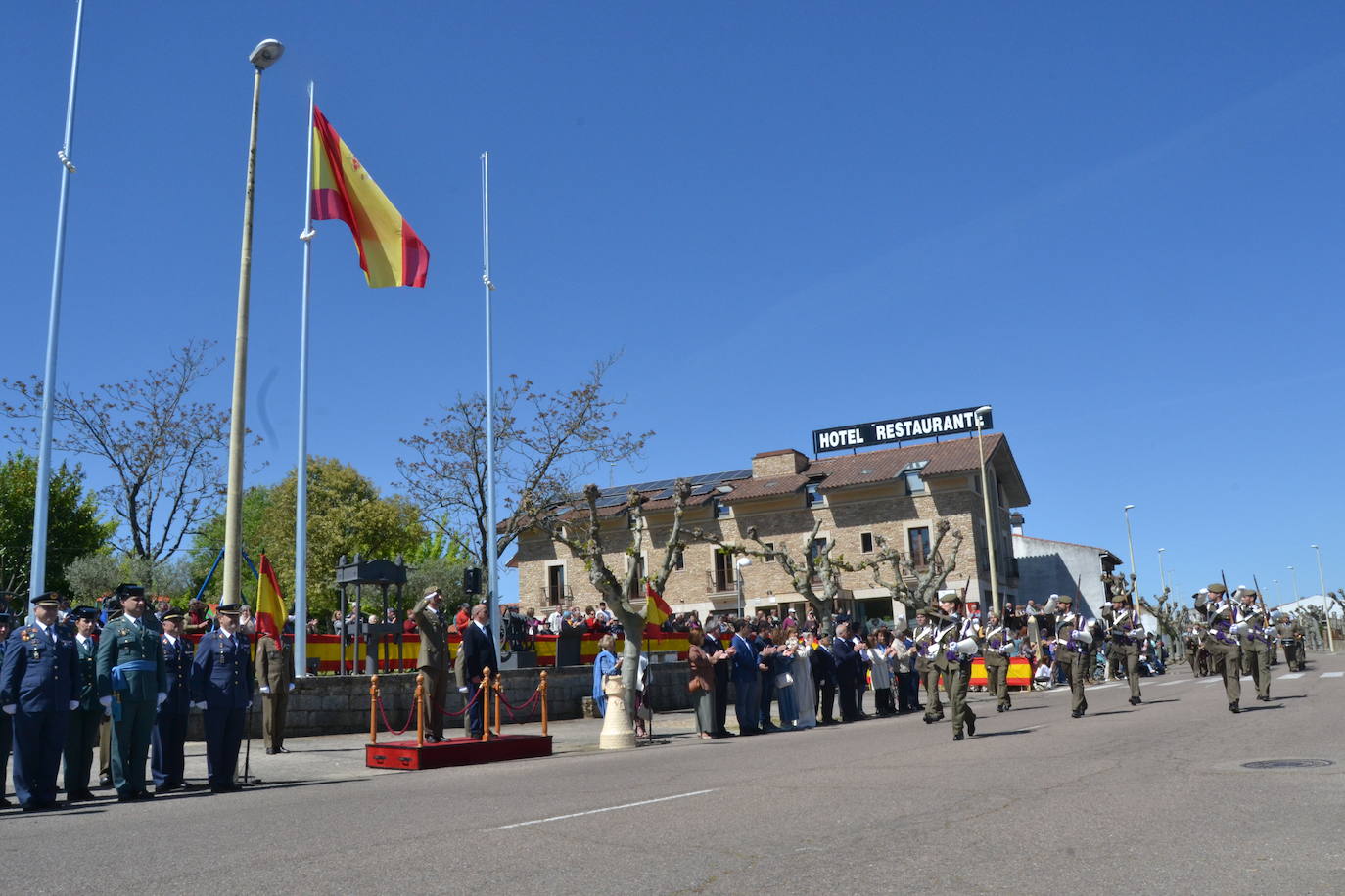 Aldeadávila alza la bandera y disfruta de una parada militar