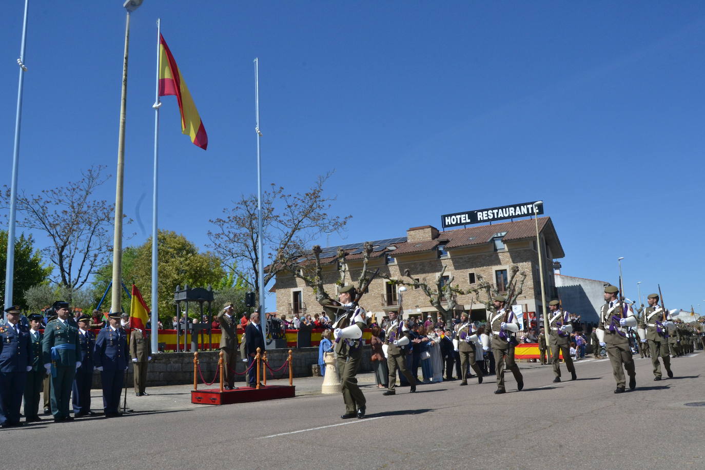 Aldeadávila alza la bandera y disfruta de una parada militar