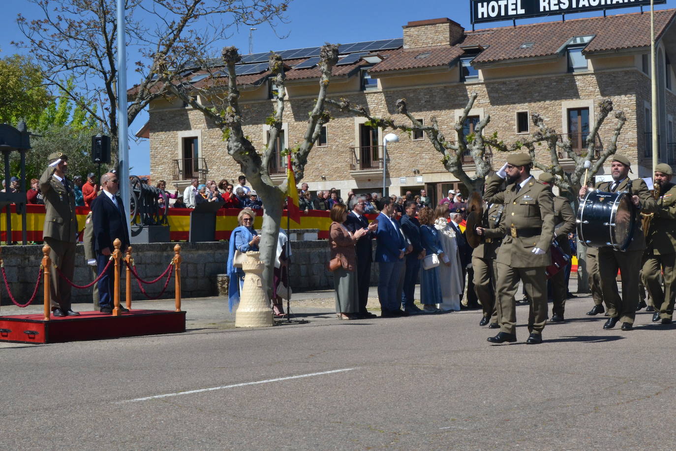 Aldeadávila alza la bandera y disfruta de una parada militar