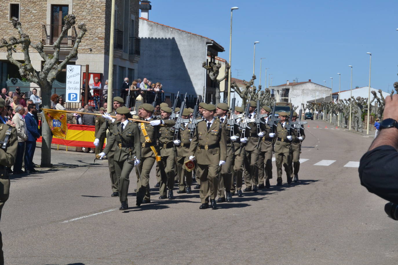 Aldeadávila alza la bandera y disfruta de una parada militar