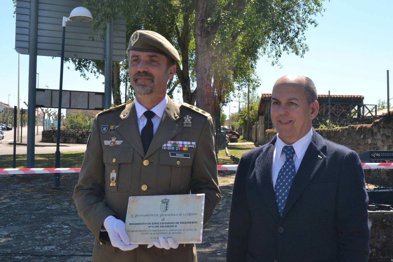 Aldeadávila alza la bandera y disfruta de una parada militar