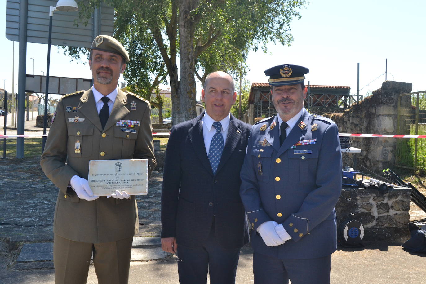 Aldeadávila alza la bandera y disfruta de una parada militar