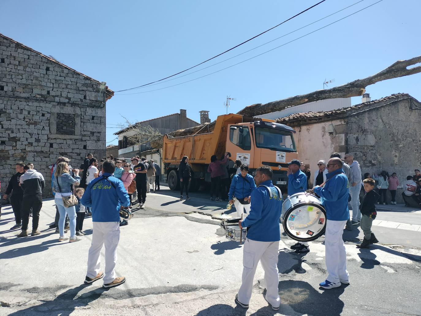 La picota de los quintos luce ya en Los Santos para recibir a la Virgen del Gozo