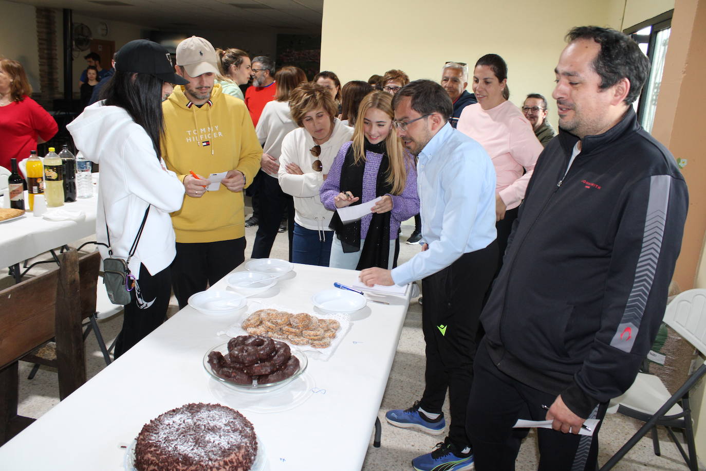 Pizarral disfruta del hornazo en la antesala del Lunes de Aguas