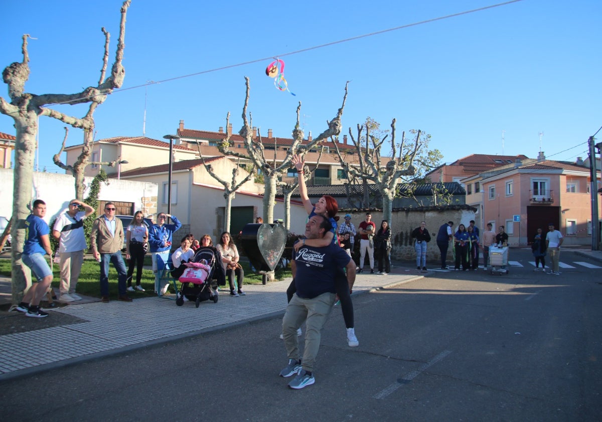 Imagen principal - Los quintos de Castellanos de Moriscos, fieles a las tradiciones