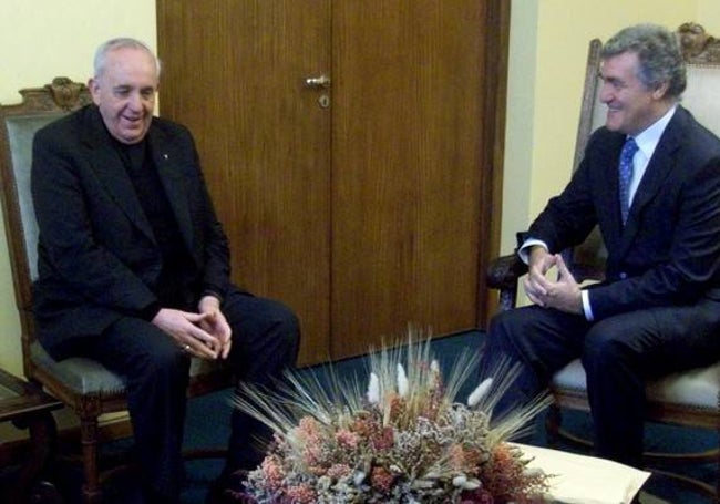Simoes con Bergoglio en una reunión en 2012.