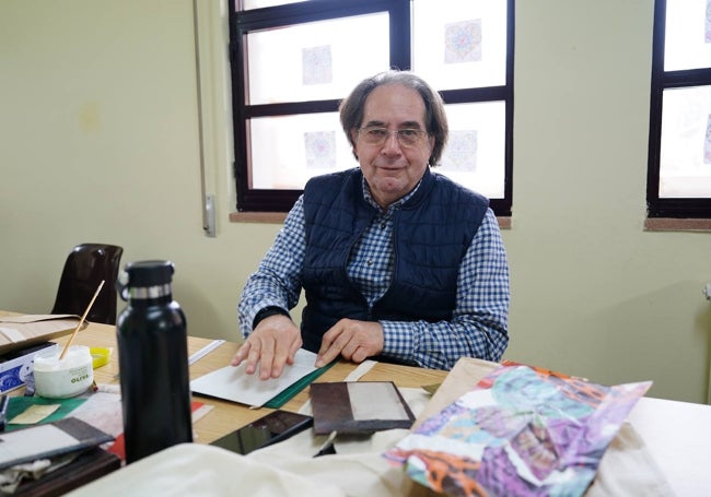 Eladio Serrano participa en el Taller de Encuadernación.