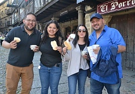 Este grupo de turistas se sumó a la celebración