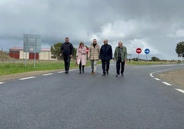 El presidente de la Diputación de Salamanca, Javier Iglesias, en la visita a las obras en la carretera de Santa Teresa